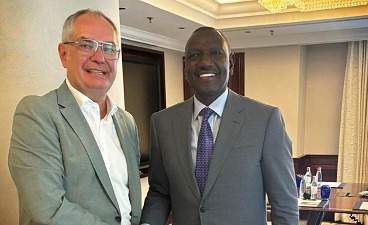 Der Bürgermeister von Gersthofen Michael Wörle (links) und der Kenianische Präsident William Ruto. Foto: Archivbild Augsburger Allgemeine Der Bürgermeister von Gersthofen Michael Wörle schüttelt dem Kenianischen Präsidenten William Ruto die Hand. Beide schauen in die Kamera. Foto: Archivbild Augsburger Allgemeine