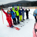 Gruppenbild mit Schülerinnen und Schülern auf der Skipiste in Mitterdorf.