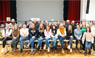 Gruppenbild: Schülerinnen und Schüler der HEP-13 und HEPH-13 mit einigen Lehrkräften bei den Spieletagen in Osterhofen.