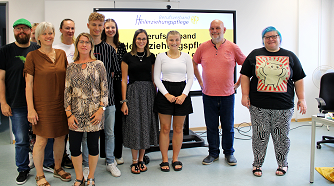 Frau Schmid und Herr Görge vom Landesverband Bayern sind zusammen mit Schülern der Klasse HEP-11 zu sehen