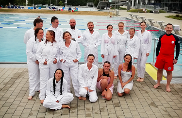 Rettungsschwimmer Bronze Gruppenbild mit Trainer der Wasserwacht Passau, Andreas Dietz