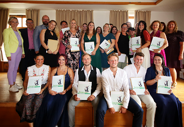 Gruppenbild mit Absolventen und Absolventinnen der Klasse HEP-10 der Fachschule für Heilerziehungspflege Passau